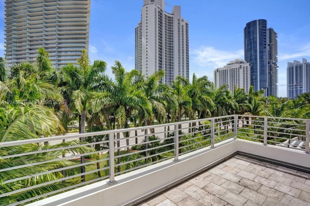 18985 Atlantic Blvd, Sunny Isles Beach, FL 33160 Photo