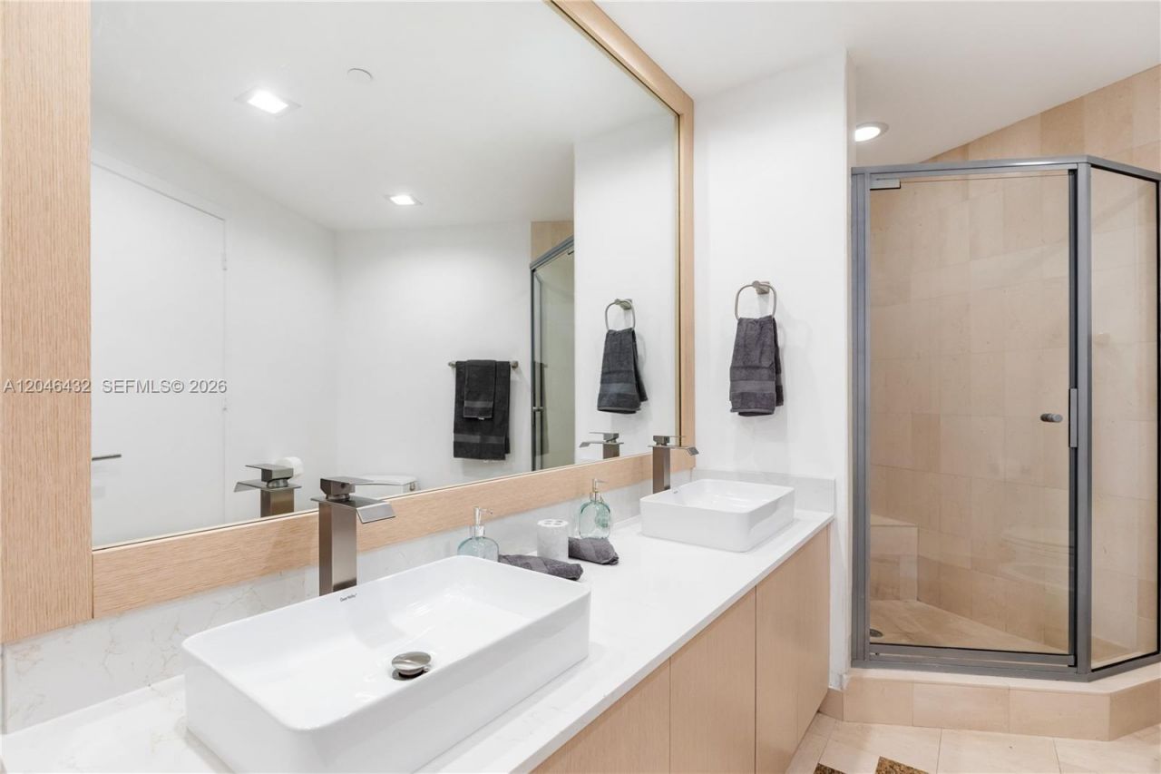 300 S Pointe Dr , Unit 907, Miami Beach, FL 33139 Photo