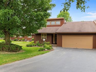 202 Weatheridge Drive, Camillus, NY 13031