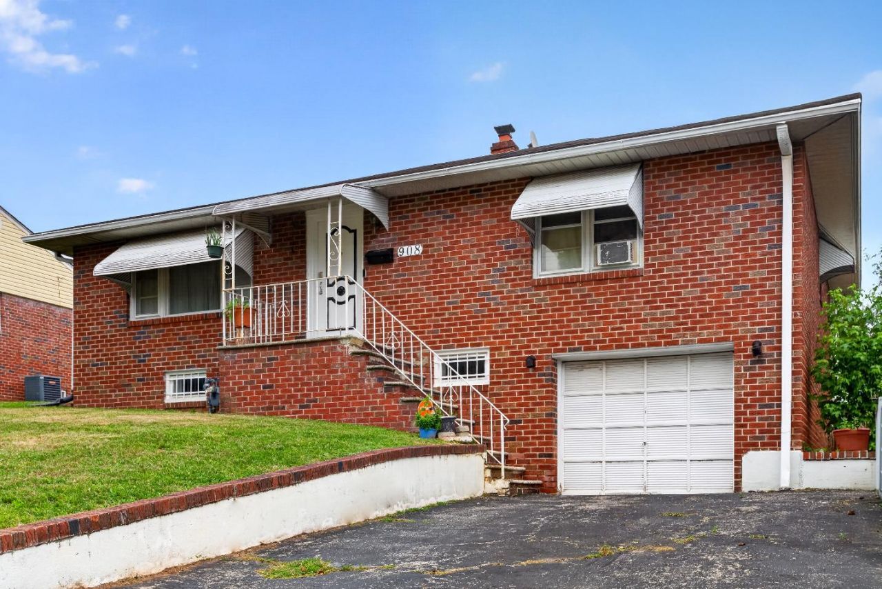 908 NEW HOPE STREET , NORRISTOWN, PA 19401