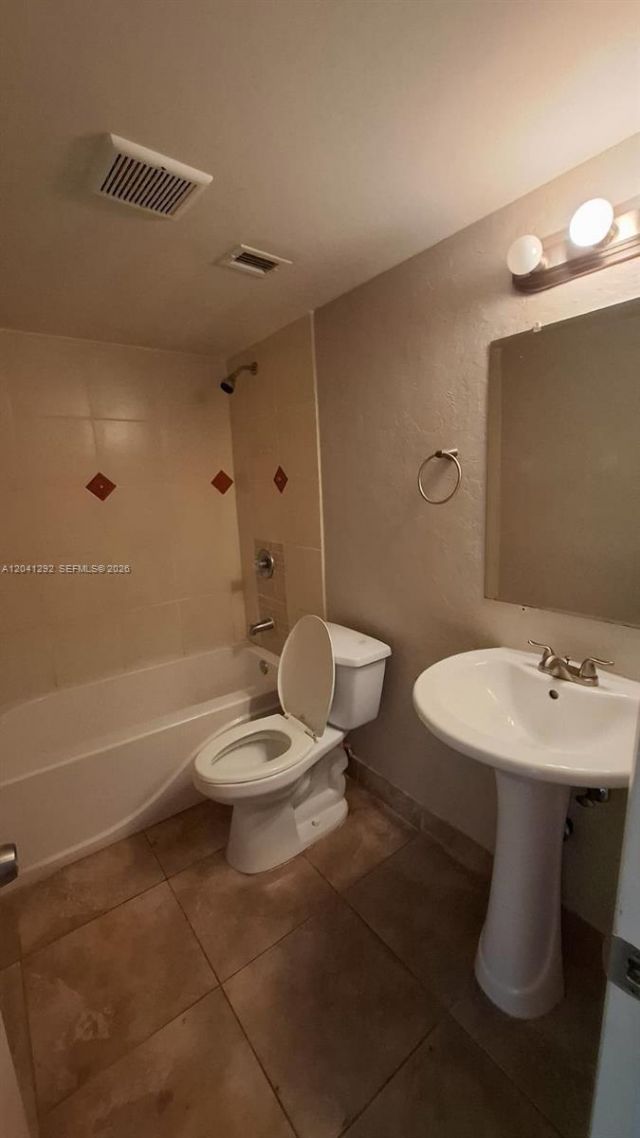 496 NW 165th St Rd , Unit D-612, Miami, FL 33169 Photo