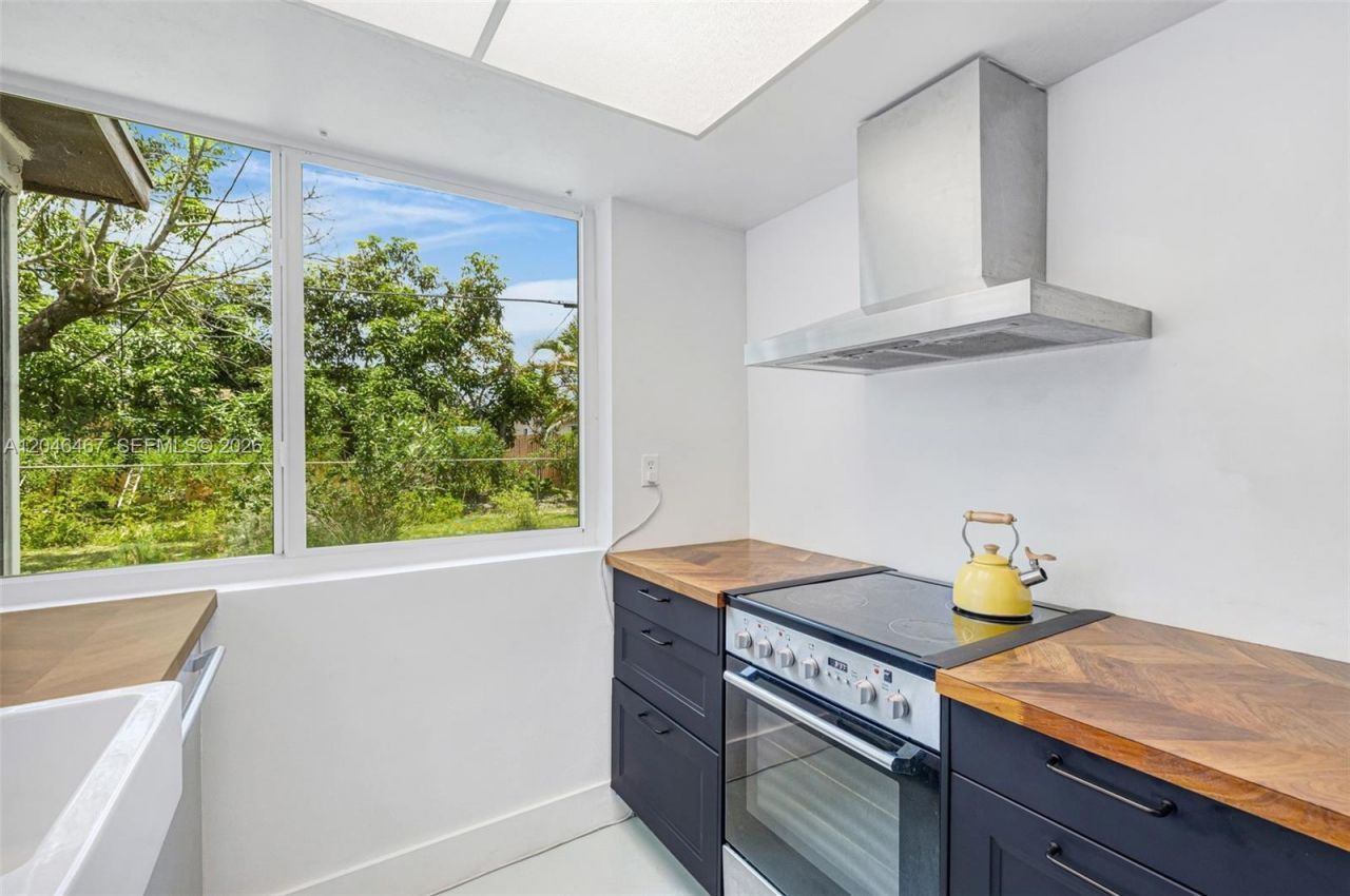 3620 NW 24th St , Lauderdale Lakes, FL 33311 Photo