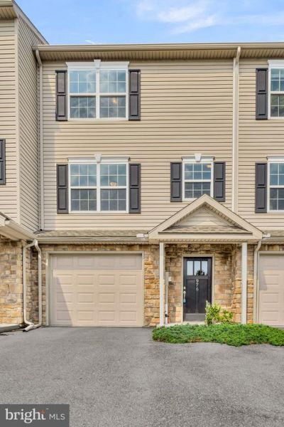 976 GREGS DRIVE , HARRISBURG, PA 17111