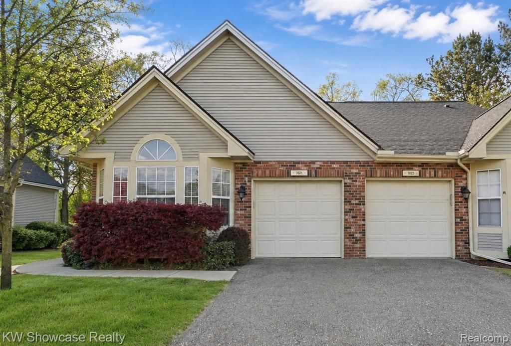 1021 Willowood Court Court, Fenton, MI 48430 Main Photo