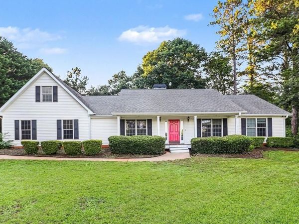 84 Hidden Lakes Court , Newnan, GA 30263