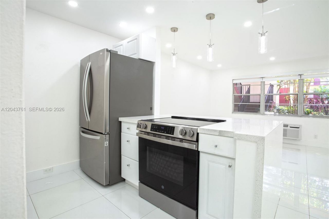 13350 SW 1st St , Unit 112P, Pembroke Pines, FL 33027 Photo