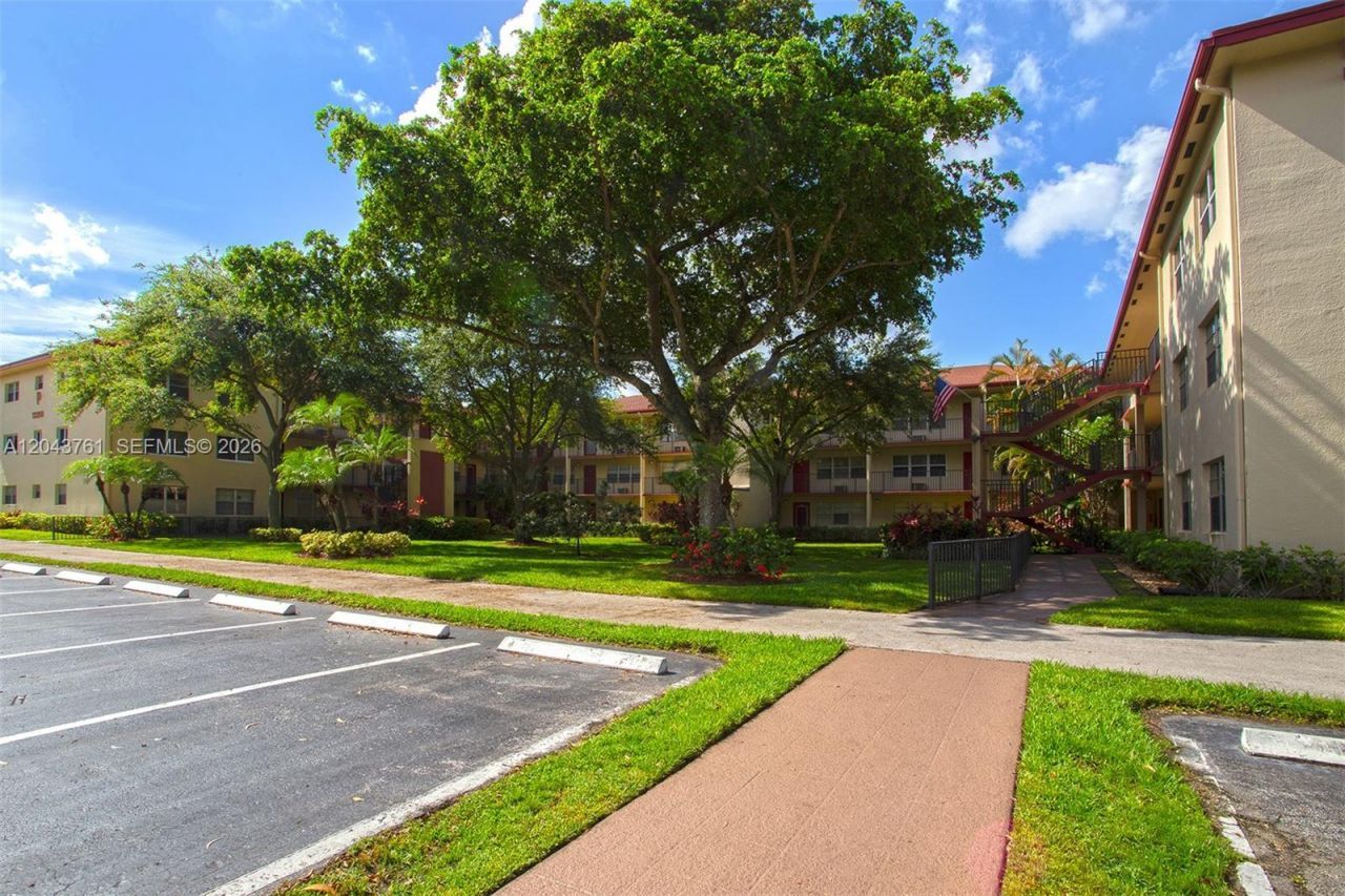 13350 SW 1st St , Unit 112P, Pembroke Pines, FL 33027 Photo