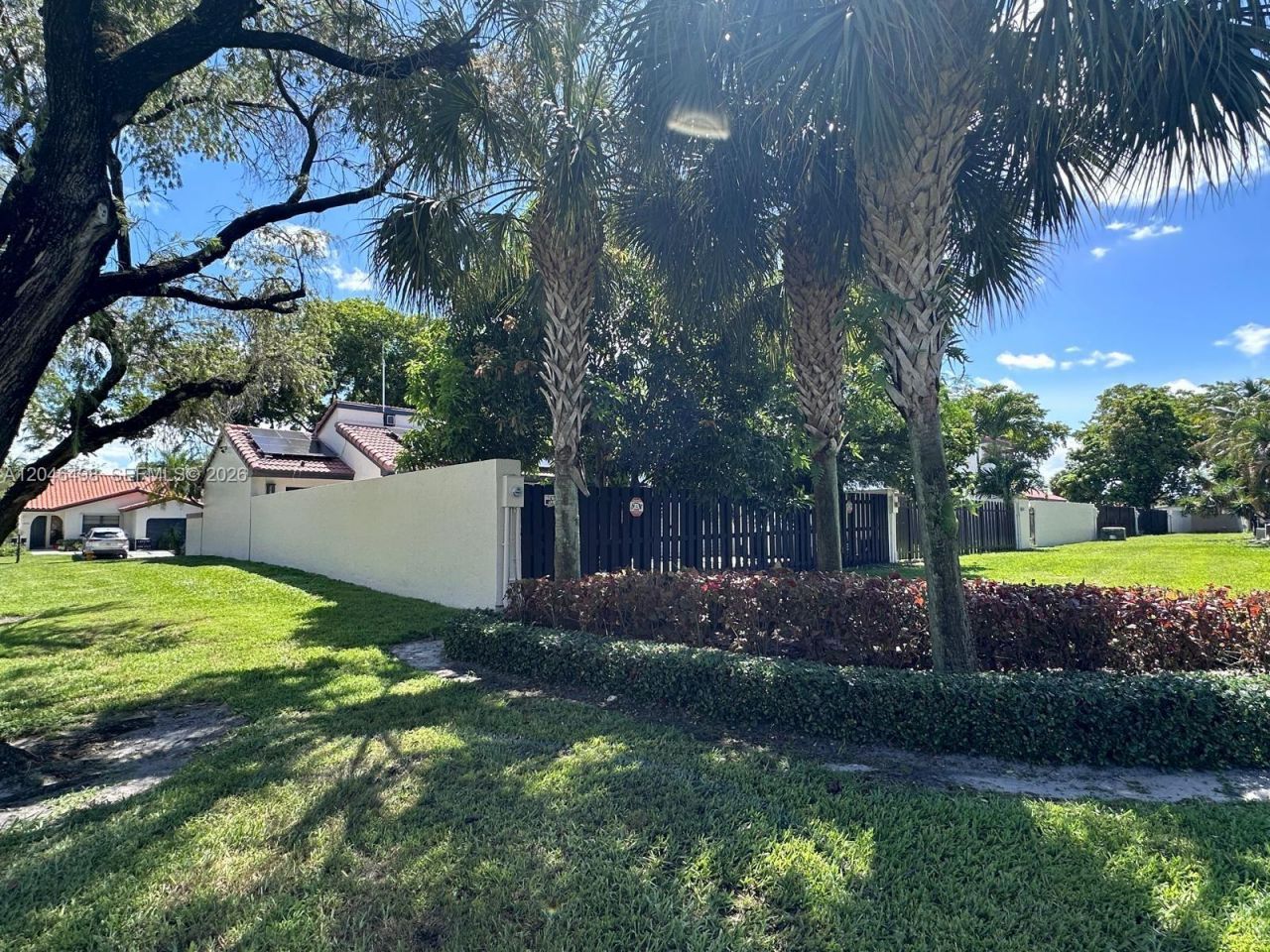 6633 NW 178th Ter, Hialeah, FL 33015 Photo