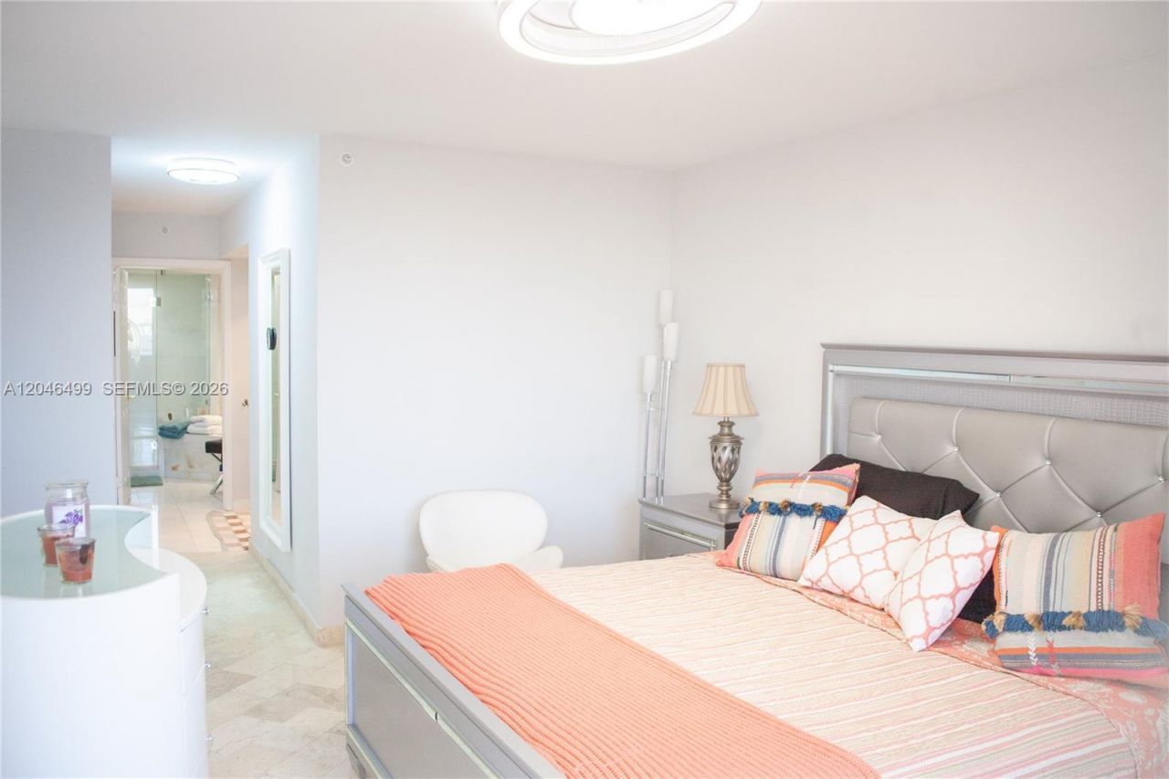6301 Collins Ave , Unit 807, Miami Beach, FL 33141 Photo