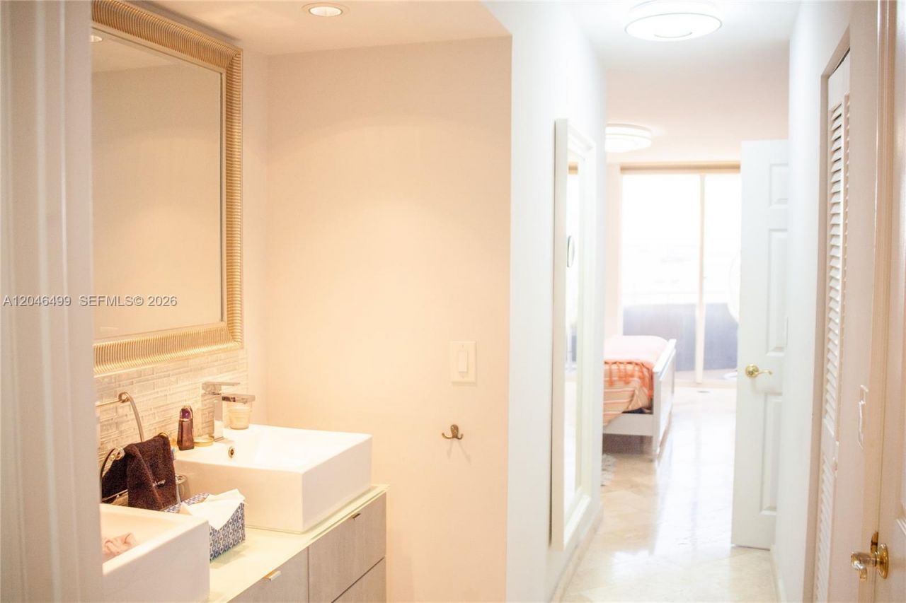 6301 Collins Ave , Unit 807, Miami Beach, FL 33141 Photo