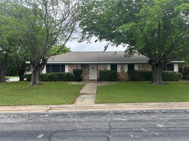 236 Hallbrook Drive, Fort Worth, TX 76134