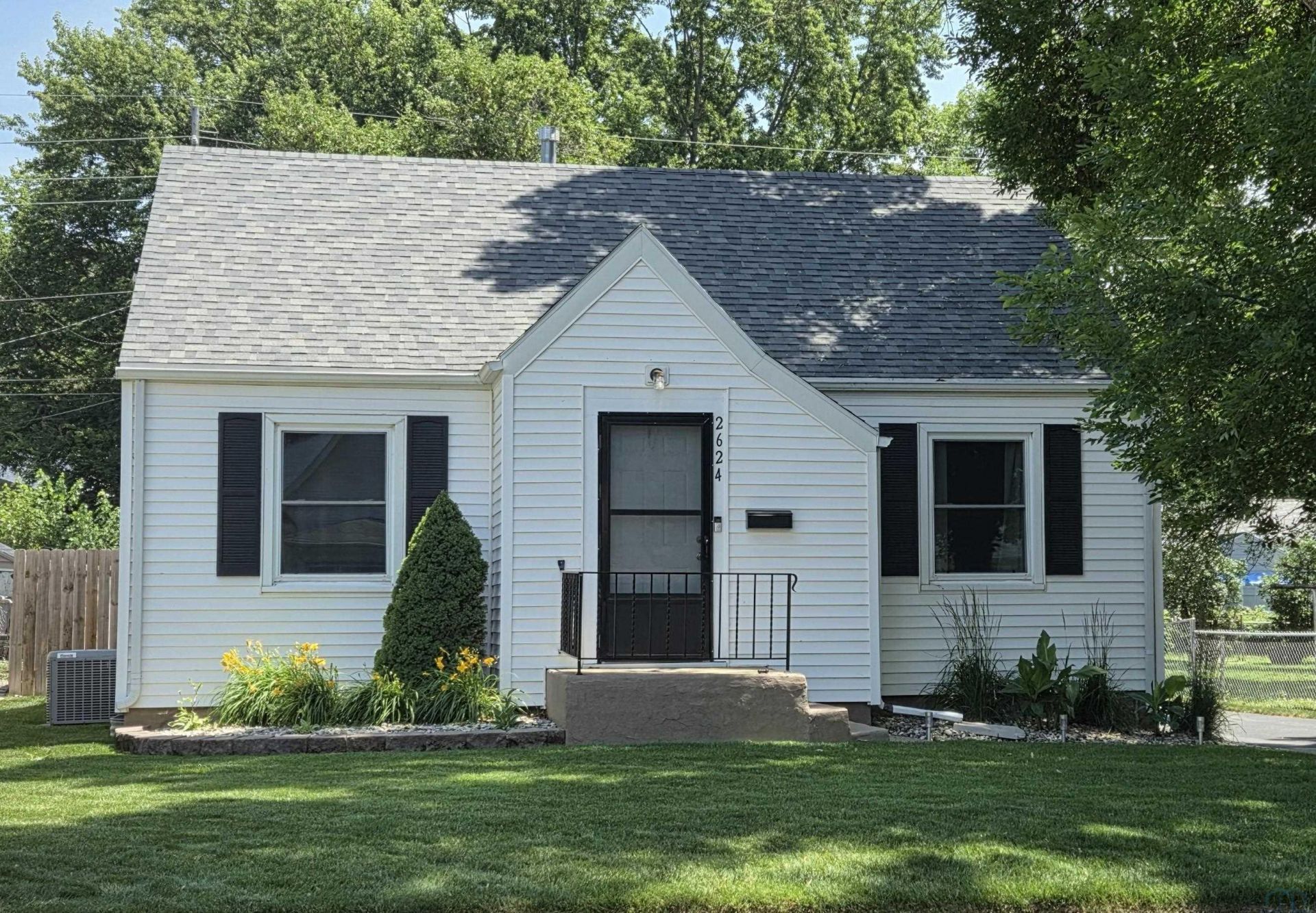 2624 S Glass, Sioux City, IA 51106 Main Photo