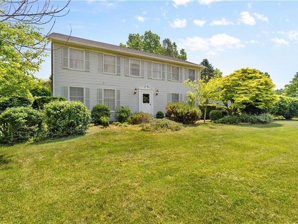 2 Hunters Pointe, Pittsford, NY 14534