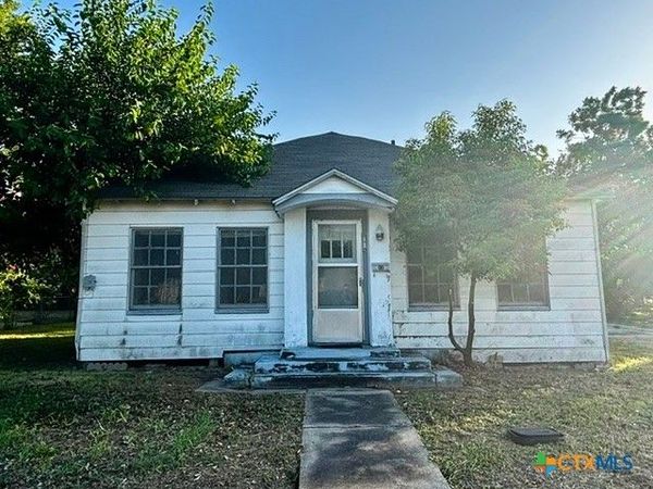 105 S Allen Street, Edna, TX 77957