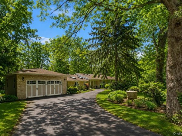 11 Juneau Boulevard , Woodbury, NY 11797