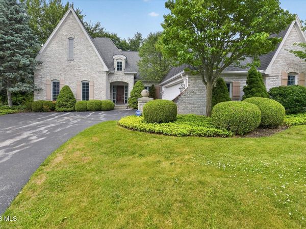 15 Stableside Road, Ottawa Hills, OH 43615