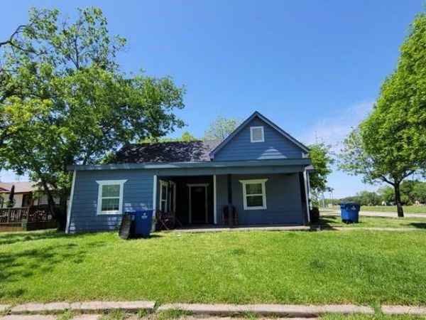 801 NW Main Street , Ennis, TX 75119