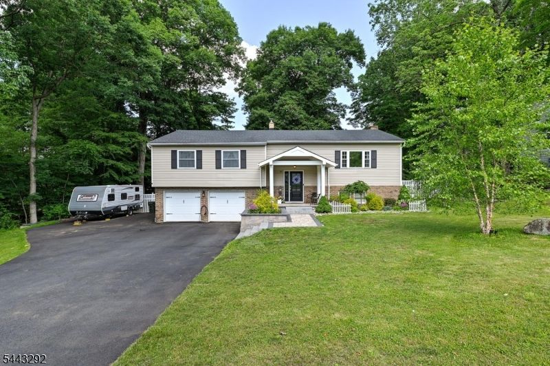15 Camelot Dr, Mount Olive, NJ 07828 Main Photo