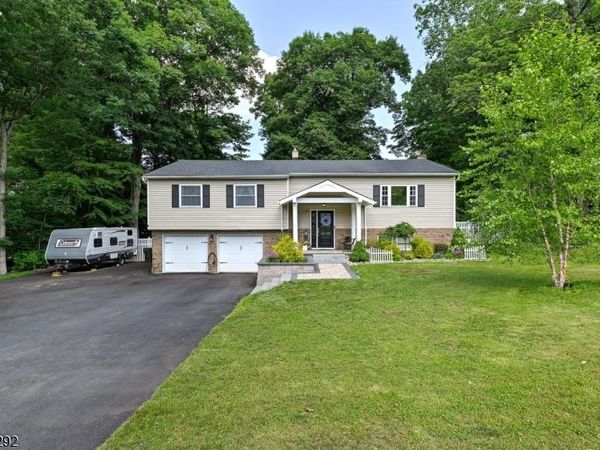 15 Camelot Dr, Mount Olive, NJ 07828