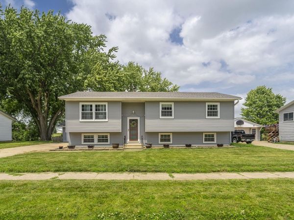2304 NW 3rd Avenue , Waverly, IA 50677