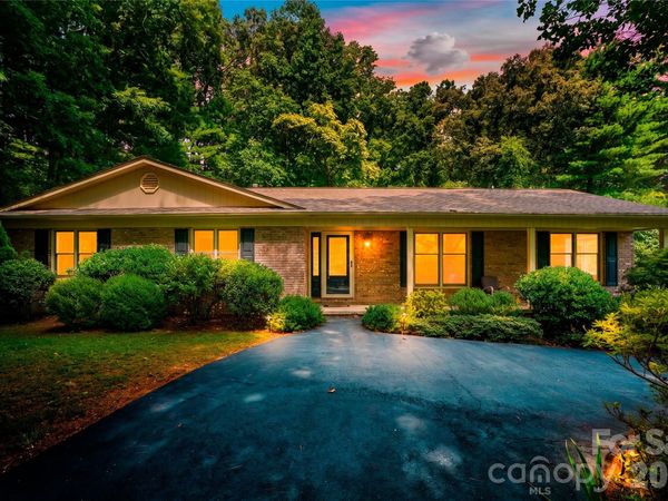 15 Carriage Court, Hendersonville, NC 28791