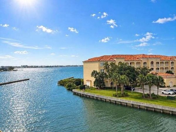 5 Harbour Isle Drive E, Unit Ph06, Fort Pierce, FL 34949