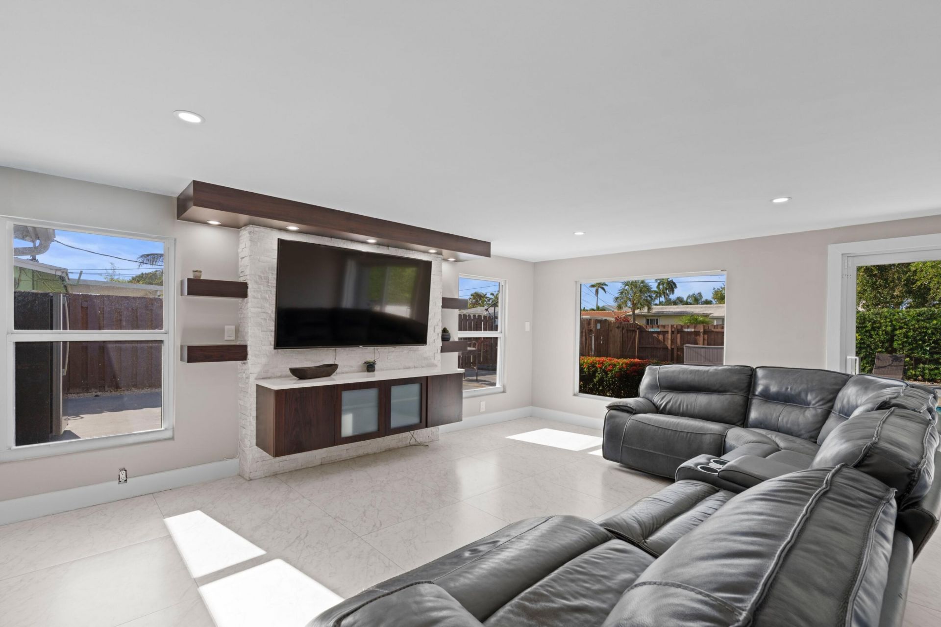 300 SE 8th Court, Pompano Beach, FL 33060 Photo