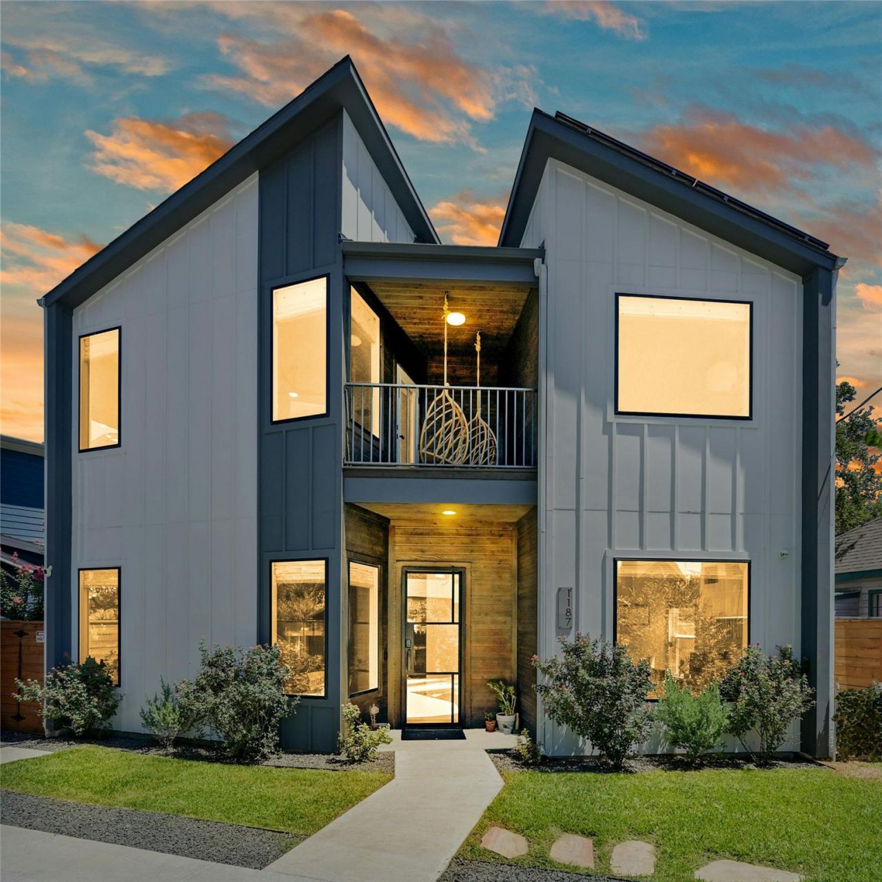 1187 Oak Grove Ave, Austin, TX 78702 Main Photo