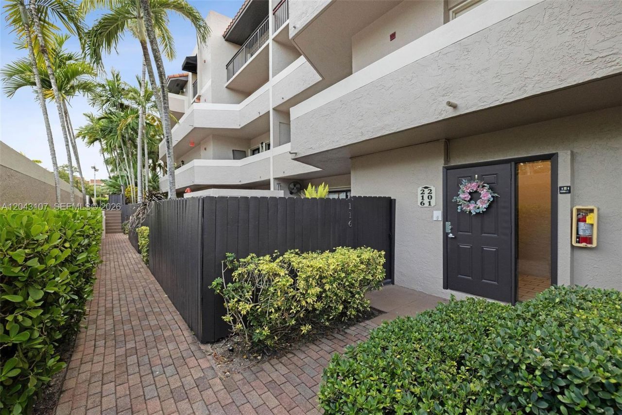9001 SW 94th St , Unit 201, Miami, FL 33176 Photo