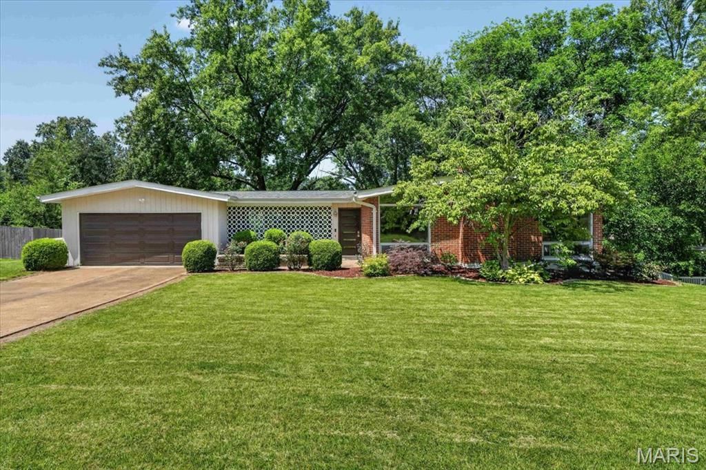 15 Bal Harbour Drive, Saint Louis, MO 63146 Main Photo