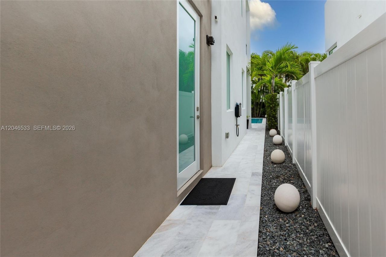 10561 NW 68th Ter , Doral, FL 33178 Photo