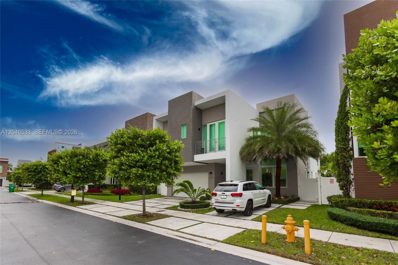 10561 NW 68th Ter , Doral, FL 33178 Photo