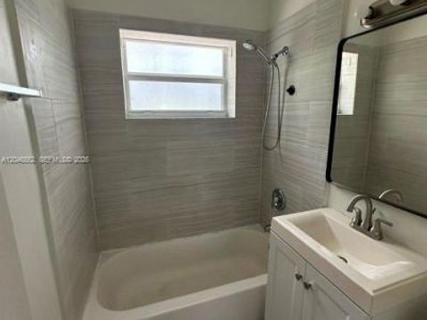 30 S Shore Dr , Unit 4, Miami Beach, FL 33141
