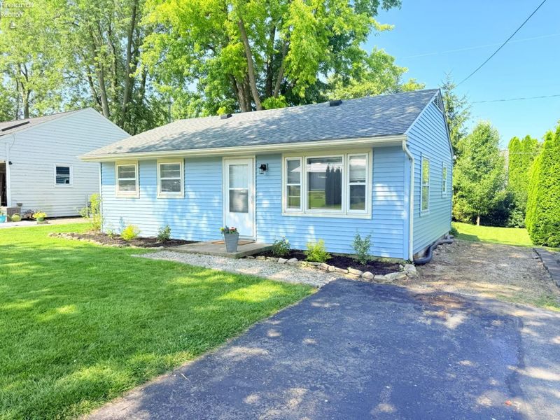 302 N Perryview Drive, Marblehead, OH 43440 Photo 4