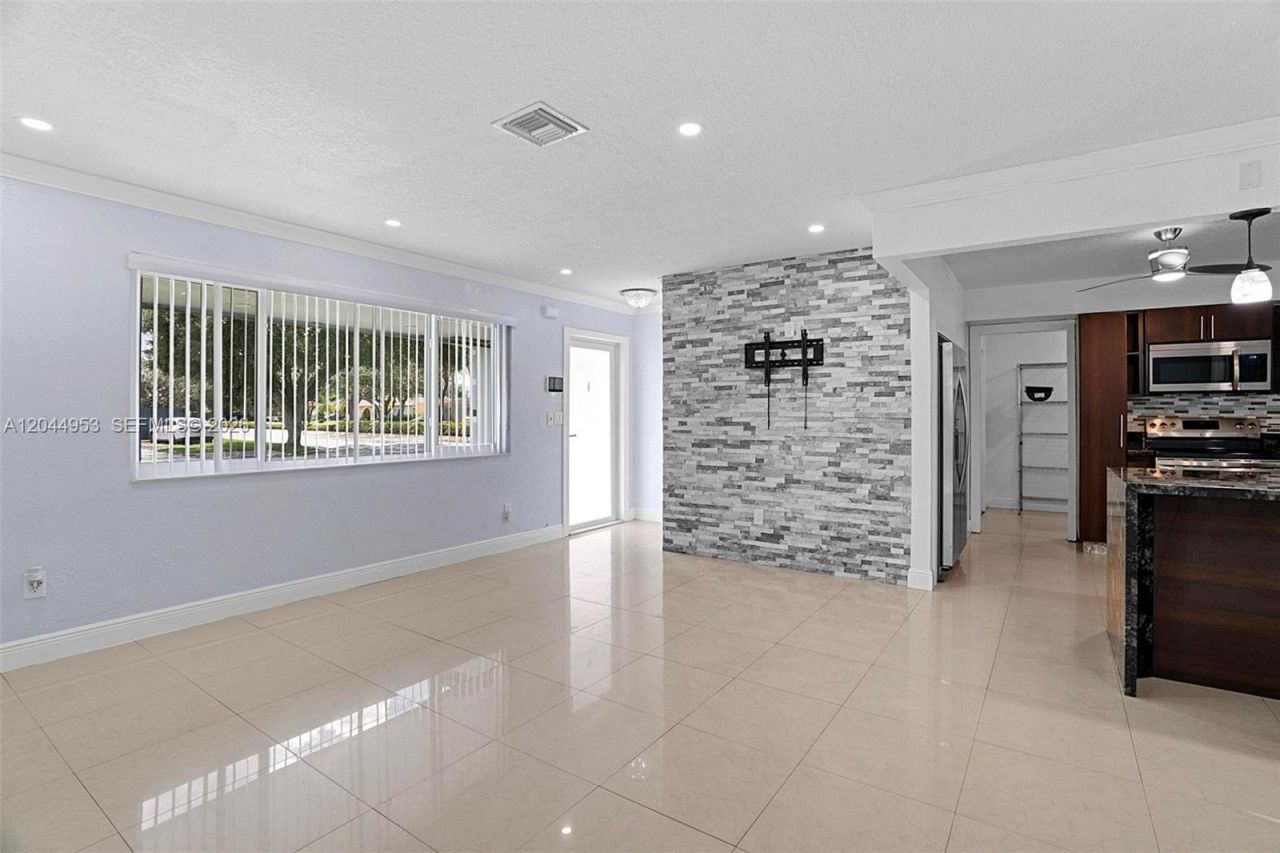8891 NW 11th St , Pembroke Pines, FL 33024 Photo
