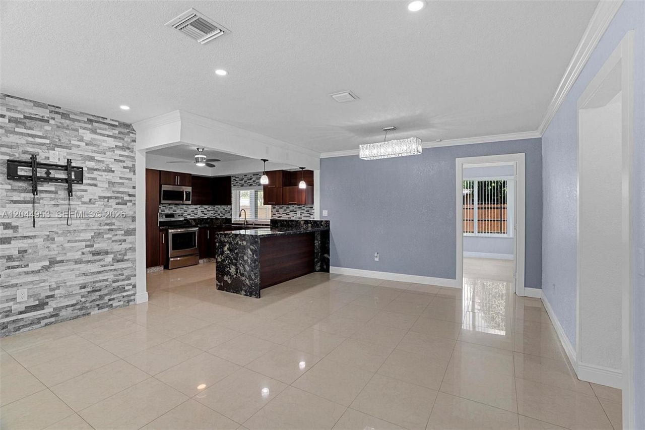 8891 NW 11th St , Pembroke Pines, FL 33024 Photo