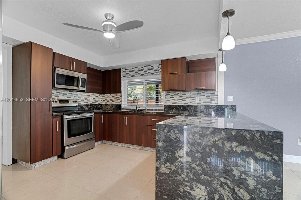 8891 NW 11th St , Pembroke Pines, FL 33024 Photo