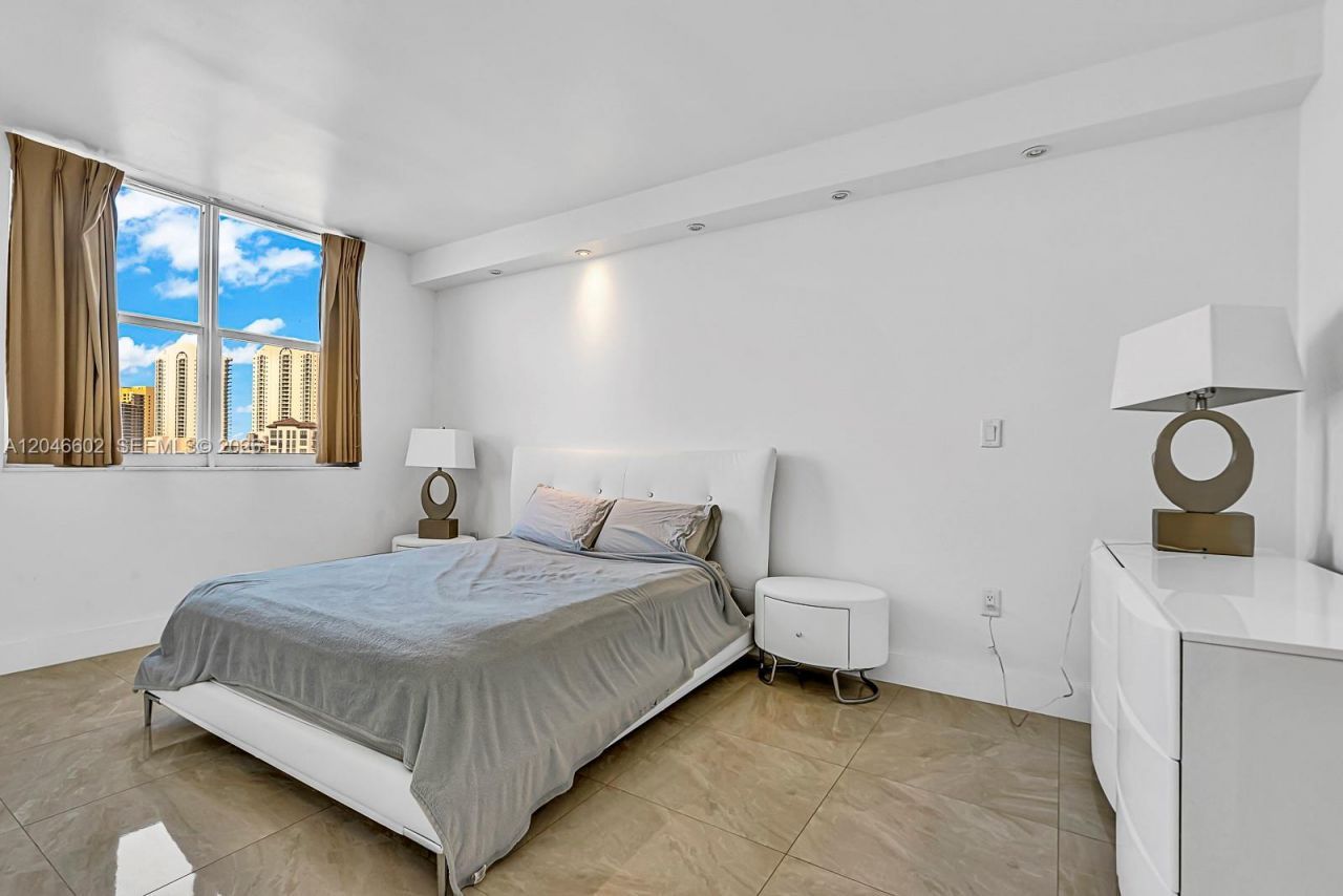 300 Bayview Dr , Unit 1709, Sunny Isles Beach, FL 33160 Photo