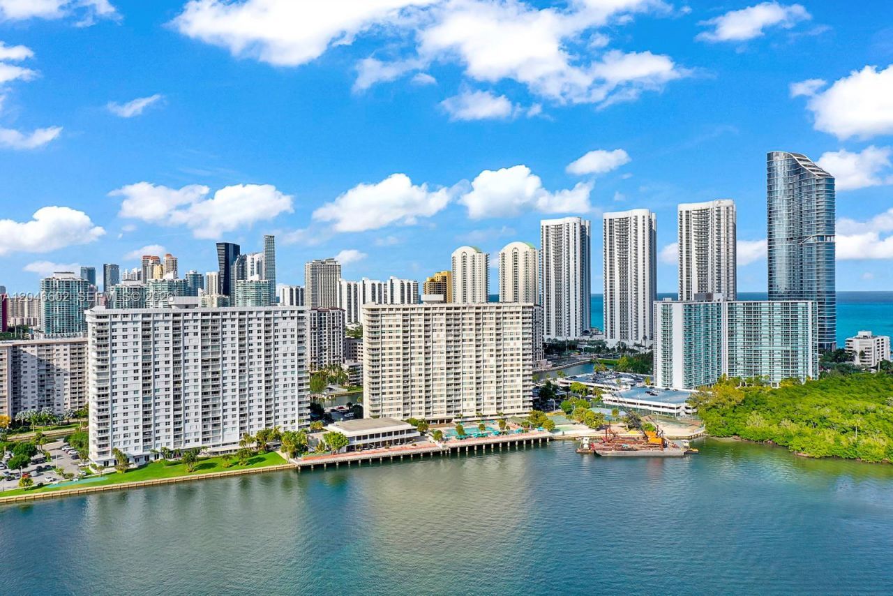 300 Bayview Dr , Unit 1709, Sunny Isles Beach, FL 33160 Photo