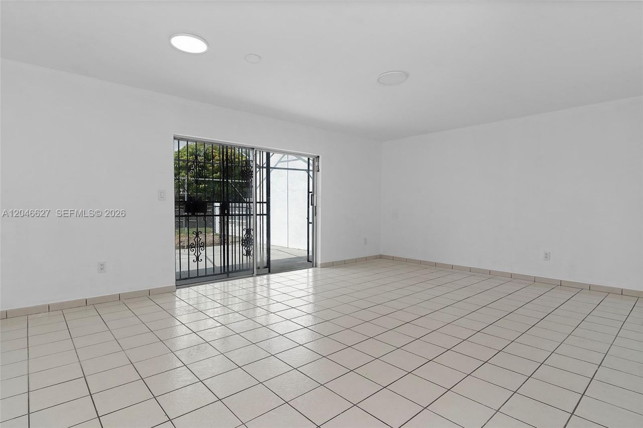 10112 SW 23rd St , Miami, FL 33165 Photo