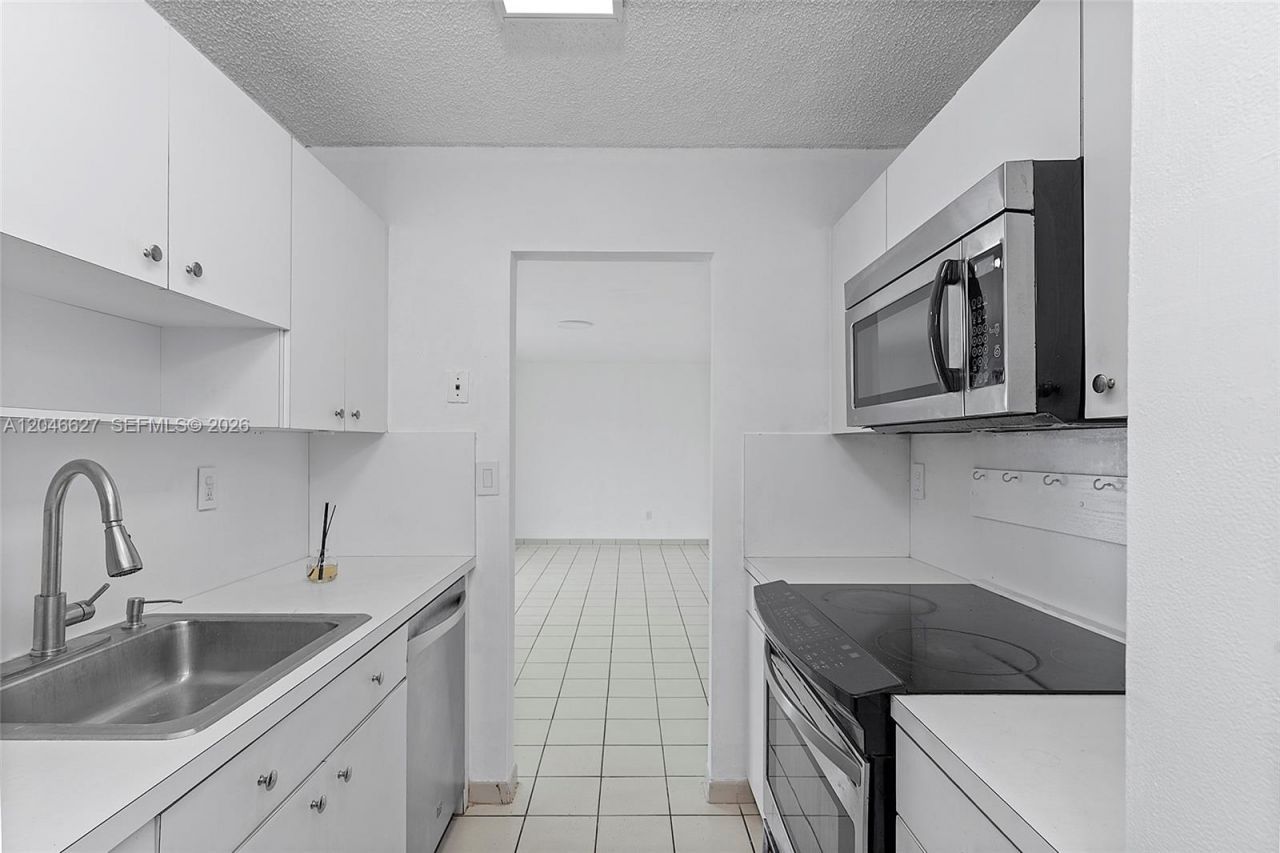 10112 SW 23rd St , Miami, FL 33165 Photo