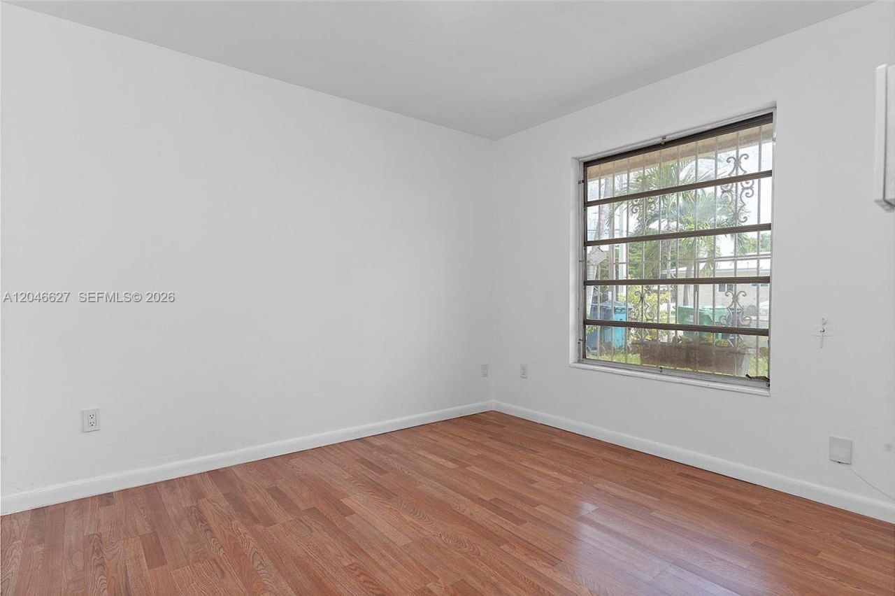 10112 SW 23rd St , Miami, FL 33165 Photo