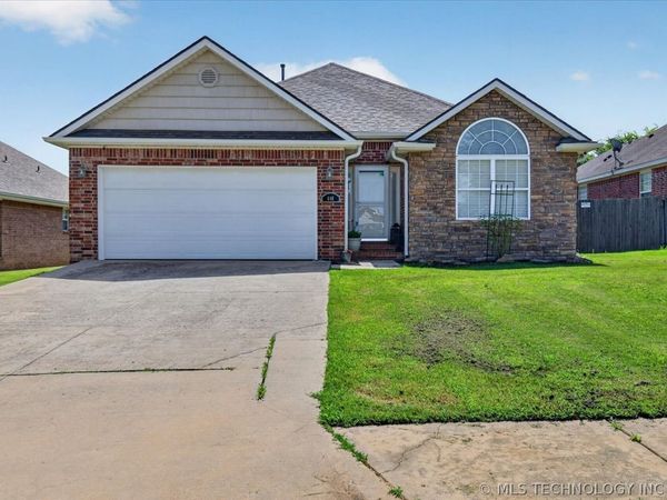 446 NE Debell Avenue , Bartlesville, OK 74006