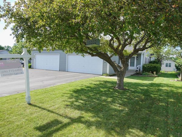 49 S Walnut Drive , North Aurora, IL 60542