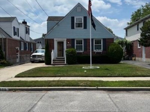 655 2nd Place S, Garden City, NY 11530