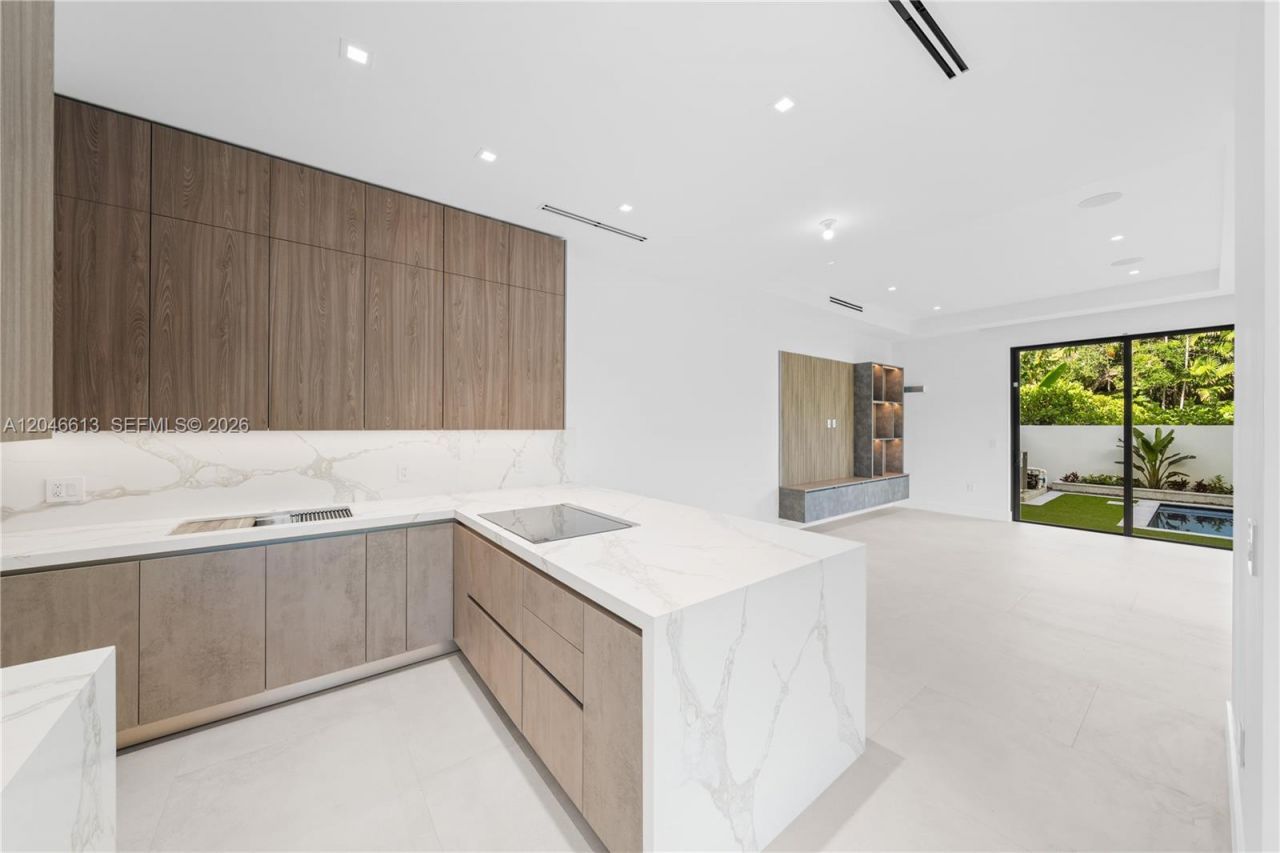 2710 S Le Jeune Rd, Coral Gables, FL 33134 Photo