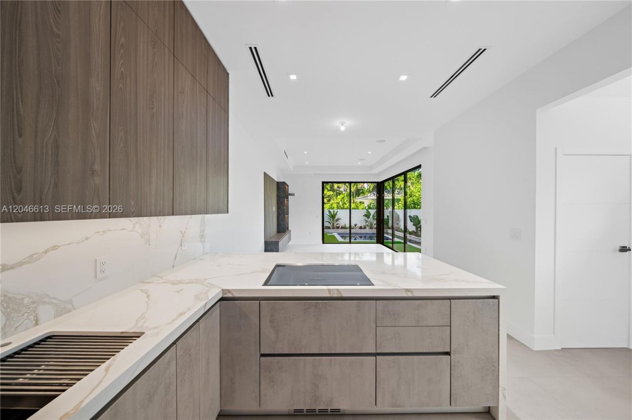 2710 S Le Jeune Rd, Coral Gables, FL 33134 Photo
