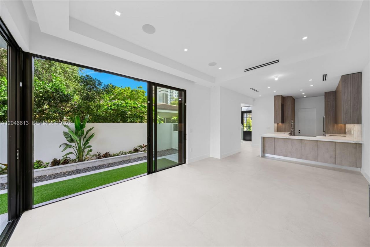 2710 S Le Jeune Rd, Coral Gables, FL 33134 Photo