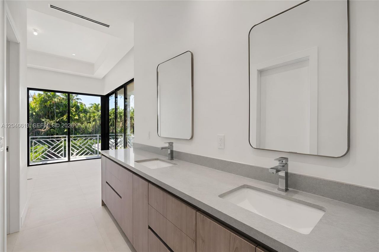 2710 S Le Jeune Rd, Coral Gables, FL 33134 Photo