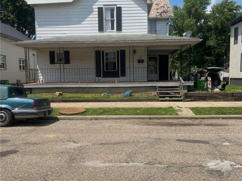 313 W 3rd Street, Uhrichsville, OH 44683 Photo 2